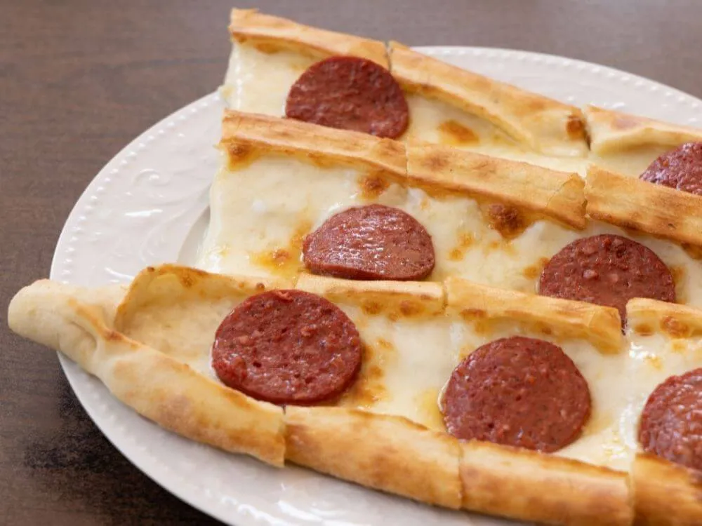 Kaşarlı Sucuklu Pide