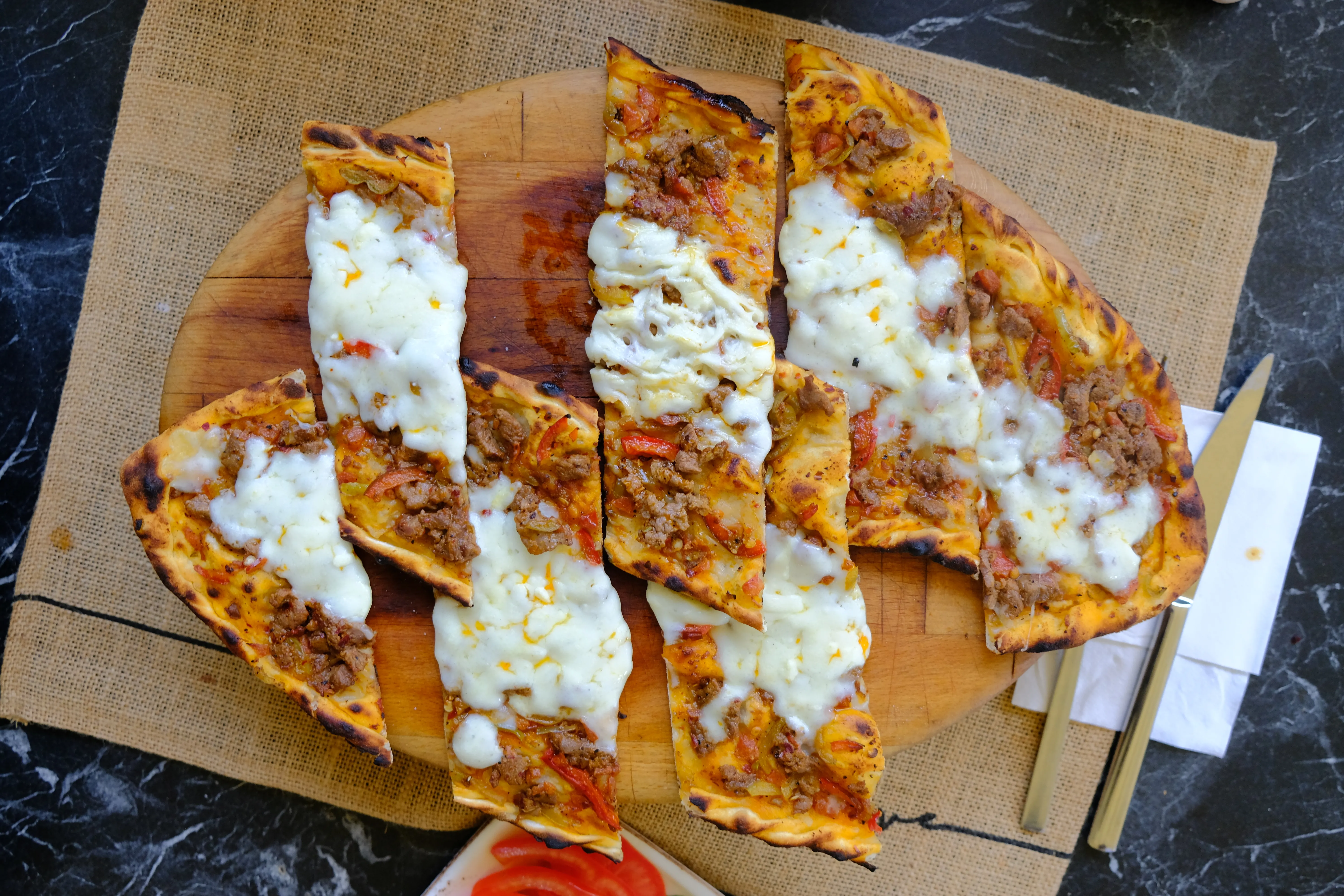 Kuşbaşılı Kaşarlı Pide