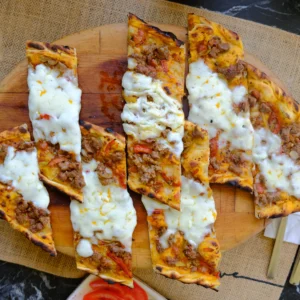 Kuşbaşılı Kaşarlı Pide
